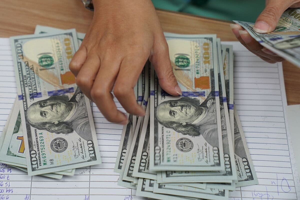 Dollar Jumps on Haven Flows as Middle East War Intensifies