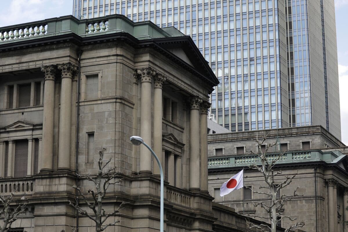 Japan May Move to Managing Yields, Not Yen, Deutsche Bank Says
