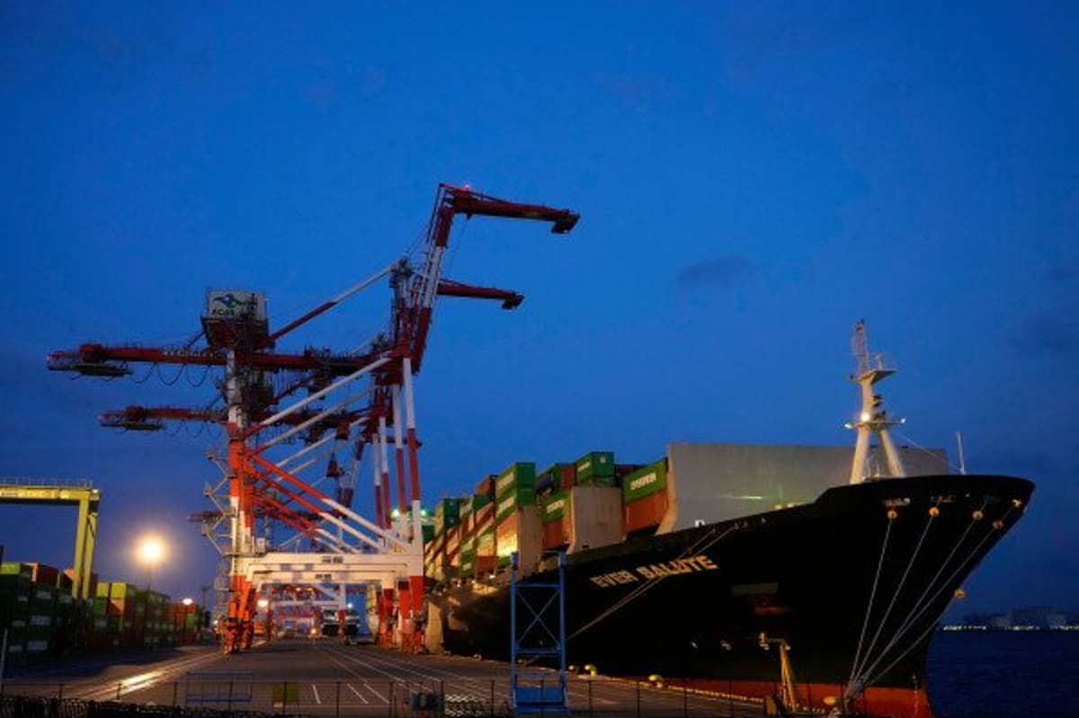Japan's exports and imports grow as yen weakens